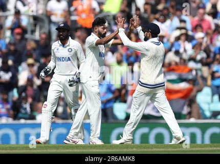 Indiens Mohammed Siraj (Zentrum) feiert die Eintrittskarte für Australiens Travis Head am zweiten Tag des ICC World Test Championship Final im Oval, London. Foto: Donnerstag, 8. Juni 2023. Stockfoto