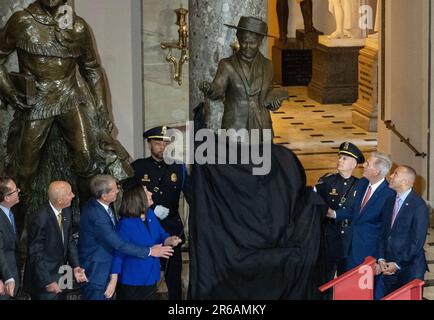 Washington, Usa. 07. Juni 2023. Die Statue zu Ehren des amerikanischen Schriftstellers Willa Cather aus Nebraska wird am Mittwoch, den 7. Juni 2023, im Kapitol der Vereinigten Staaten von Washington, DC, in der Statuary Hall enthüllt. Ms. Cather war bekannt für ihre Romane über das Leben auf den Großen Ebenen, einschließlich O Pioneers!, The Song of the Lark und My Ántonia. Foto: Ron Sachs/CNP/ABACAPRESS.COM Kredit: Abaca Press/Alamy Live News Stockfoto