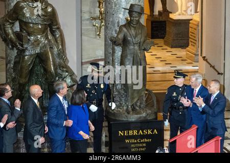 Washington, Usa. 07. Juni 2023. Die Statue zu Ehren des amerikanischen Schriftstellers Willa Cather aus Nebraska wird am Mittwoch, den 7. Juni 2023, im Kapitol der Vereinigten Staaten von Washington, DC, in der Statuary Hall enthüllt. Ms. Cather war bekannt für ihre Romane über das Leben auf den Großen Ebenen, einschließlich O Pioneers!, The Song of the Lark und My Ántonia. Foto: Ron Sachs/CNP/ABACAPRESS.COM Kredit: Abaca Press/Alamy Live News Stockfoto