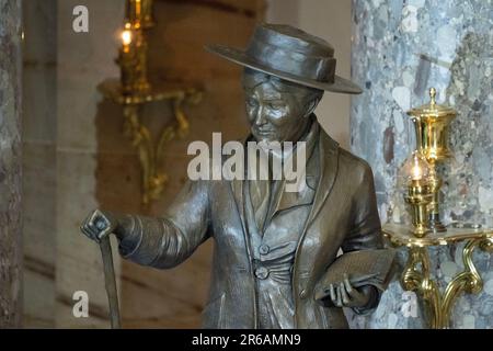 Washington, Usa. 07. Juni 2023. Die Statue zu Ehren des amerikanischen Schriftstellers Willa Cather aus Nebraska wird am Mittwoch, den 7. Juni 2023, im Kapitol der Vereinigten Staaten von Washington, DC, in der Statuary Hall enthüllt. Ms. Cather war bekannt für ihre Romane über das Leben auf den Großen Ebenen, einschließlich O Pioneers!, The Song of the Lark und My Ántonia. Foto: Ron Sachs/CNP/ABACAPRESS.COM Kredit: Abaca Press/Alamy Live News Stockfoto