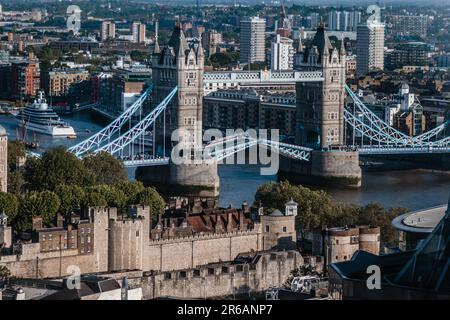 Eine preisgekrönte Superyacht im Besitz von Nancy Walton Laurie von Walmart, die an der Tower Bridge in London anlegt, während die Brücke öffnet. Stockfoto