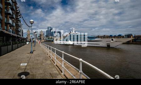 KAOS Yacht (früher JUBILEE und AL MENWAR) ist eine preisgekrönte Superyacht im Besitz von Nancy Walton Laurie von Walmart, die an der Tower Bridge angedockt ist. Stockfoto