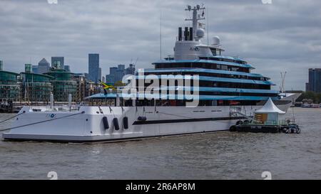 KAOS Yacht (früher JUBILEE und AL MENWAR) ist eine preisgekrönte Superyacht im Besitz von Nancy Walton Laurie of Walmart, die in der Nähe der Tower Bridge angelegt ist. Stockfoto