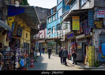 Istanbul, Türkei - 10. Mai 2023: Tägliches Leben in den Straßen des Stadtviertels Balat mit Geschäften, Geschäften und Spaziergängern Stockfoto