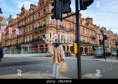 London, Mayfair - Mai 2023: Mount Street in Mayfair, eine gehobene High Street mit Luxusgeschäften und Restaurants Stockfoto