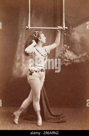 Leona Dare (1854/55 - 23./24. Mai 1922) war eine amerikanische Trapezkünstlerin und Luftakrobatin, die oft als Königin der Antillen oder als Stolz von Madrid bezeichnet war. Sie war berühmt für ihre Kunststücke an Trapezen, die an aufsteigenden Ballons hingen, Historisch, digital restaurierte Reproduktion von einer Vorlage aus dem 19. Jahrhundert / Leona Dare (1854/55 - 23.-24. Mai 1922) war ein amerikanischer Trapezkünstler und Aerialist, oft auch als die Königin der Antillen oder der Stolz von Madrid bezeichnet. Sie war berühmt für ihre Leistungen auf Trapezen, die von aufsteigenden Ballons hängen, historisch, graben Stockfoto