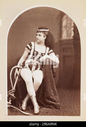 Leona Dare (1854/55 - 23./24. Mai 1922) war eine amerikanische Trapezkünstlerin und Luftakrobatin, die oft als Königin der Antillen oder Stolz von Madrid bezeichnet war. Sie war berühmt für ihre Kunststücke auf Trapezen, die an aufsteigenden Ballons hingen, Historisch, digital restaurierte Reproduktion von einer Vorlage aus dem 19. Jahrhundert / Leona Dare (1854/55 - 23.-24. Mai 1922) war ein amerikanischer Trapezkünstler und Aerialist, oft auch als Königin der Antillen oder Stolz von Madrid bezeichnet. Sie war berühmt für ihre Leistungen auf Trapezen, die von aufsteigenden Ballons hängen, historisch, digital Stockfoto