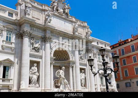 Der Trevi-Brunnen von der linken Seite an einem sonnigen Tag in Rom, Italien Stockfoto