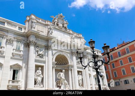 Der Trevi-Brunnen von der linken Seite an einem sonnigen Tag in Rom, Italien Stockfoto