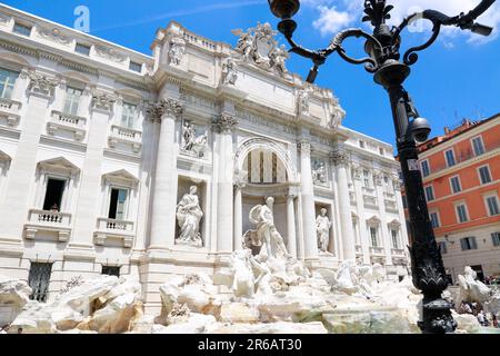 Der Trevi-Brunnen von der linken Seite an einem sonnigen Tag in Rom, Italien Stockfoto