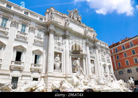 Der Trevi-Brunnen von der linken Seite an einem sonnigen Tag in Rom, Italien Stockfoto