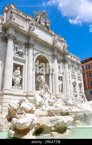 Der Trevi-Brunnen von der linken Seite an einem sonnigen Tag in Rom, Italien Stockfoto