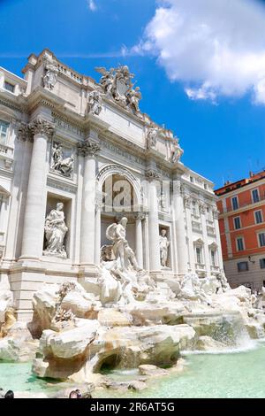 Der Trevi-Brunnen von der linken Seite an einem sonnigen Tag in Rom, Italien Stockfoto