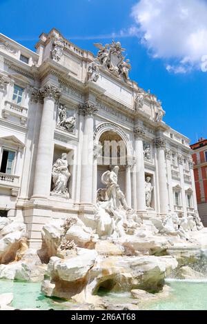 Der Trevi-Brunnen von der linken Seite an einem sonnigen Tag in Rom, Italien Stockfoto