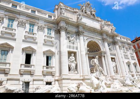 Der Trevi-Brunnen von der linken Seite an einem sonnigen Tag in Rom, Italien Stockfoto