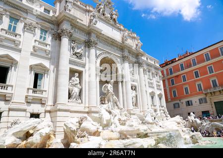 Der Trevi-Brunnen von der linken Seite an einem sonnigen Tag in Rom, Italien Stockfoto