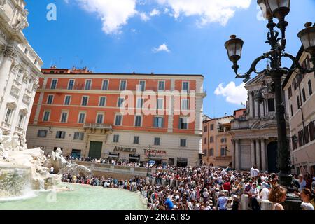 Der Trevi-Brunnen von der linken Seite an einem sonnigen Tag in Rom, Italien Stockfoto