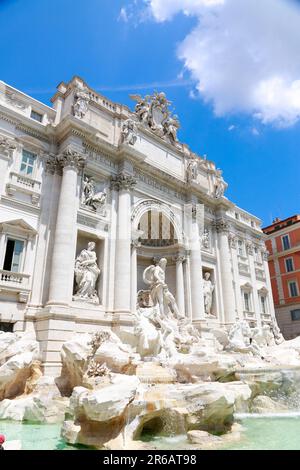 Der Trevi-Brunnen von der linken Seite an einem sonnigen Tag in Rom, Italien Stockfoto