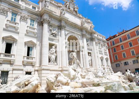 Der Trevi-Brunnen von der linken Seite an einem sonnigen Tag in Rom, Italien Stockfoto