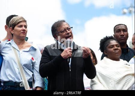 Kolumbiens erste Dame Veronica Alcocer (R) hält in ihrer Eigenschaft als kolumbianischer Präsident Gustavo Petro (C) eine Rede zusammen mit Vizepräsidentin Francia Marquez (R) Stockfoto