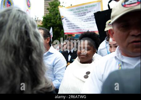 Kolumbiens Vizepräsidentin Francia Marquez geht mit Demonstranten während der Demonstrationen zur Unterstützung der kolumbianischen Sozialreformen in spazieren Stockfoto