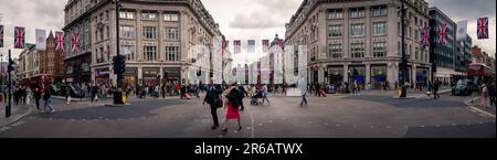 London - Mai 2023: Oxford Street / Oxford Circus Panoramablick aus dem Weitwinkel. Ein Londoner Wahrzeichen und berühmtes Einkaufsziel Stockfoto