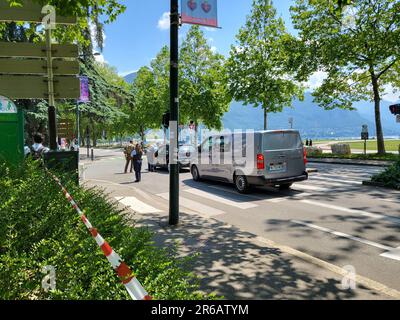 Annecy, Frankreich. 08. Juni 2023. Vier Kinder und ein Erwachsener wurden am 8. Juni 2023 bei einem Messerangriff in der malerischen Stadt Annecy in den französischen Alpen verletzt. Mindestens drei der Opfer befinden sich in einem kritischen Zustand im Krankenhaus. Mit etwa 9,45am Jahren betrat ein Mann, der mit einem Messer bewaffnet war, einen Kinderspielplatz in der Nähe des berühmten Sees der Stadt und griff eine Gruppe von Kindern im Alter von etwa drei Jahren an, während sie spielten. Der Verdächtige, ein Asylbewerber aus Syrien, wurde verhaftet, aber der Grund dafür ist nicht bekannt. Foto von Pierre Thomas/ABACAPRESS.COM Kredit: Abaca Press/Alamy Live News Stockfoto