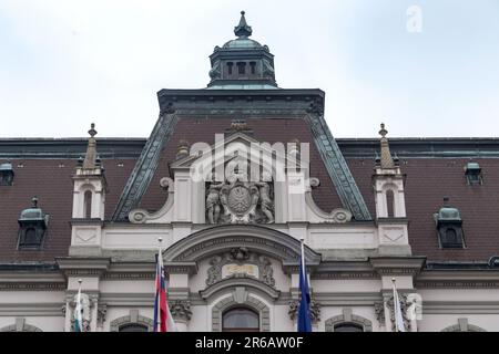 LJUBLJANA, SLOWENIEN - 7. MÄRZ 2023: Dies ist das Wappen des österreichischen Reiches auf dem historischen Gebäude der Universität. Stockfoto