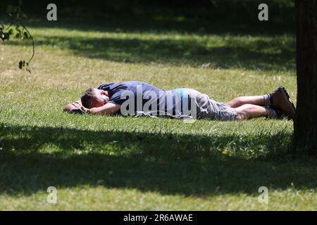 London, Großbritannien. 08. Juni 2023. Am warmen Frühlingstag entspannen sich die Gäste in der Mittagssonne im Hyde Park im Zentrum von London. Es gibt eine Wetterwarnung , bei der die Temperaturen über das Wochenende deutlich ansteigen werden . Foto: Ben Cawthra/Sipa USA Kredit: SIPA USA/Alamy Live News Stockfoto