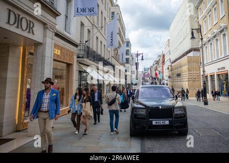 London - Mai 2023: Einkaufsbummel auf der Bond Street, einem Wahrzeichen der High Street und berühmtem Einkaufsziel im West End Stockfoto