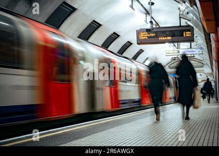 Londoner U-Bahn - Bewegung verschwommen Stockfoto