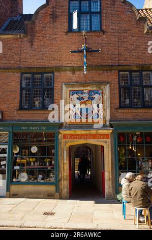 Eingang zur Merchants Adenturers' Hall in Fossgate in der historischen Stadt York Stockfoto