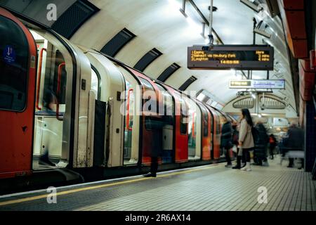 Londoner Bahnsteig - Bewegungsunschärfe mit anonymen Personen Stockfoto