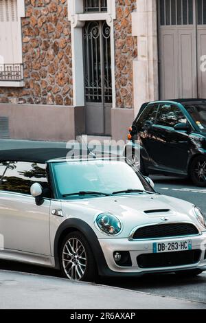 Frankreich, Paris - 18. Mai 2023: Weißer Mini Cooper S Cabrio in der Stadt Stockfoto