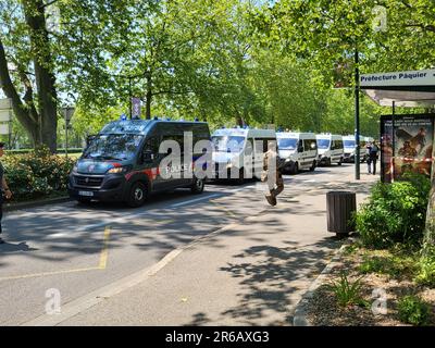 Annecy, Frankreich. 08. Juni 2023. Vier Kinder und ein Erwachsener wurden am 8. Juni 2023 bei einem Messerangriff in der malerischen Stadt Annecy in den französischen Alpen verletzt. Mindestens drei der Opfer befinden sich in einem kritischen Zustand im Krankenhaus. Mit etwa 9,45am Jahren betrat ein Mann, der mit einem Messer bewaffnet war, einen Kinderspielplatz in der Nähe des berühmten Sees der Stadt und griff eine Gruppe von Kindern im Alter von etwa drei Jahren an, während sie spielten. Der Verdächtige, ein Asylbewerber aus Syrien, wurde verhaftet, aber der Grund dafür ist nicht bekannt. Foto von Pierre Thomas/ABACAPRESS.COM Kredit: Abaca Press/Alamy Live News Stockfoto