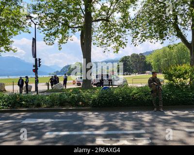 Annecy, Frankreich. 08. Juni 2023. Vier Kinder und ein Erwachsener wurden am 8. Juni 2023 bei einem Messerangriff in der malerischen Stadt Annecy in den französischen Alpen verletzt. Mindestens drei der Opfer befinden sich in einem kritischen Zustand im Krankenhaus. Mit etwa 9,45am Jahren betrat ein Mann, der mit einem Messer bewaffnet war, einen Kinderspielplatz in der Nähe des berühmten Sees der Stadt und griff eine Gruppe von Kindern im Alter von etwa drei Jahren an, während sie spielten. Der Verdächtige, ein Asylbewerber aus Syrien, wurde verhaftet, aber der Grund dafür ist nicht bekannt. Foto von Pierre Thomas/ABACAPRESS.COM Kredit: Abaca Press/Alamy Live News Stockfoto