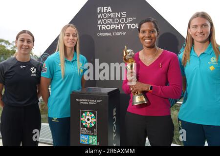 Sydney. 8. Juni 2023. FIFA Women's World Cup Legend und ehemalige US-Torhüterin Briana Scurry (2. R), die die Trophäe zusammen mit australischen Fußballspielern hält, während der Einführungszeremonie der Trophäen-Tour zur FIFA Women's World Cup im Taronga Zoo in Sydney, Australien. Die Trophäe besucht Orte in Sydney und New South Wales (NSW), wo Fußballfans im ganzen Bundesstaat den größten Preis im Frauenfußball aus erster Hand sehen können. Kredit: Wang Qi/Xinhua/Alamy Live News Stockfoto