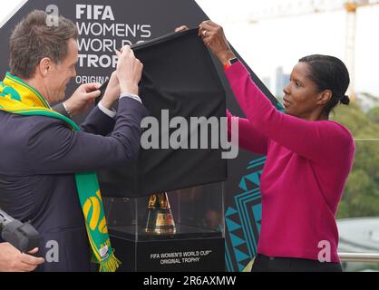 Sydney. 8. Juni 2023. Die Legende der FIFA Women's World Cup und ehemalige US-Torhüterin Briana Scurry (R) enthüllt die Trophäe mit Chris Minns, dem Staatspräsidenten von New South Wales (NSW), bei der Eröffnungszeremonie der Trophäe der FIFA Women's World Cup im Taronga Zoo in Sydney, Australien. Die Trophäe besucht Orte in Sydney und New South Wales (NSW), wo Fußballfans im ganzen Bundesstaat den größten Preis im Frauenfußball aus erster Hand sehen können. Kredit: Wang Qi/Xinhua/Alamy Live News Stockfoto
