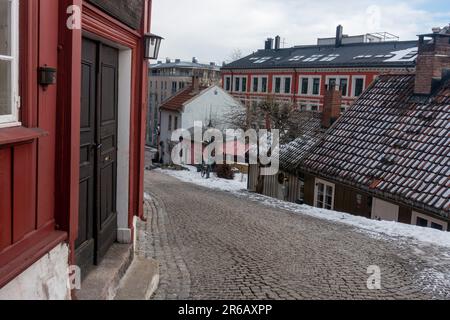 Wunderschöne Straßenausblicke auf Holzhäuser Damstredet und Telthusbakken in oslo norwegen Stockfoto