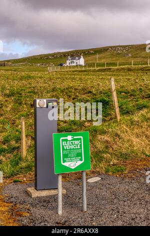 Eine Schnellladestation für Elektrofahrzeuge bei Houbie auf Fetlar, Shetland. Stockfoto