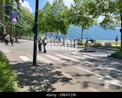 Annecy, Frankreich. 08. Juni 2023. Vier Kinder und ein Erwachsener wurden am 8. Juni 2023 bei einem Messerangriff in der malerischen Stadt Annecy in den französischen Alpen verletzt. Mindestens drei der Opfer befinden sich in einem kritischen Zustand im Krankenhaus. Mit etwa 9,45am Jahren betrat ein Mann, der mit einem Messer bewaffnet war, einen Kinderspielplatz in der Nähe des berühmten Sees der Stadt und griff eine Gruppe von Kindern im Alter von etwa drei Jahren an, während sie spielten. Der Verdächtige, ein Asylbewerber aus Syrien, wurde verhaftet, aber der Grund dafür ist nicht bekannt. Foto von Pierre Thomas/ABACAPRESS.COM Kredit: Abaca Press/Alamy Live News Stockfoto