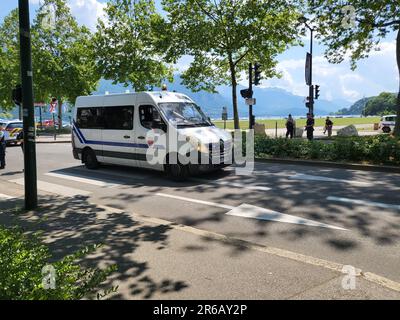 Annecy, Frankreich. 08. Juni 2023. Vier Kinder und ein Erwachsener wurden am 8. Juni 2023 bei einem Messerangriff in der malerischen Stadt Annecy in den französischen Alpen verletzt. Mindestens drei der Opfer befinden sich in einem kritischen Zustand im Krankenhaus. Mit etwa 9,45am Jahren betrat ein Mann, der mit einem Messer bewaffnet war, einen Kinderspielplatz in der Nähe des berühmten Sees der Stadt und griff eine Gruppe von Kindern im Alter von etwa drei Jahren an, während sie spielten. Der Verdächtige, ein Asylbewerber aus Syrien, wurde verhaftet, aber der Grund dafür ist nicht bekannt. Foto von Pierre Thomas/ABACAPRESS.COM Kredit: Abaca Press/Alamy Live News Stockfoto