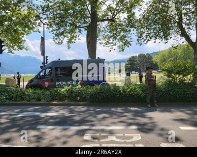 Annecy, Frankreich. 08. Juni 2023. Vier Kinder und ein Erwachsener wurden am 8. Juni 2023 bei einem Messerangriff in der malerischen Stadt Annecy in den französischen Alpen verletzt. Mindestens drei der Opfer befinden sich in einem kritischen Zustand im Krankenhaus. Mit etwa 9,45am Jahren betrat ein Mann, der mit einem Messer bewaffnet war, einen Kinderspielplatz in der Nähe des berühmten Sees der Stadt und griff eine Gruppe von Kindern im Alter von etwa drei Jahren an, während sie spielten. Der Verdächtige, ein Asylbewerber aus Syrien, wurde verhaftet, aber der Grund dafür ist nicht bekannt. Foto von Pierre Thomas/ABACAPRESS.COM Kredit: Abaca Press/Alamy Live News Stockfoto