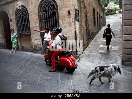 Eine typische italienische Straßenszene im Zentrum von Montepulciano. Toskana, Italien. Stockfoto