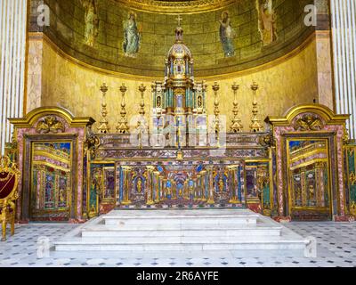 Altar in Halbedelstein und Gold-Kupferwerk eines neapolitanischen Barockkünstlers Dioniso Lazzari (1674). Königliche Kapelle, gewidmet der Mariä Himmelfahrt - Königlicher Palast von Neapel, der 1734 zur königlichen Residenz der Bourbonen wurde - Neapel, Italien Stockfoto