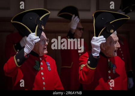 London, Großbritannien. 8. Juni 2023 Royal Hospital Chelsea Gründertag, auch bekannt als Oak Apple Day. Am 29. Mai, dem Geburtstag Karls II. Und dem Datum seiner Restaurierung als König 1660. Der Verweis auf die Eiche erinnert an die Flucht des zukünftigen Königs Karl II. Nach der Schlacht von Worcester (1651), als er sich in einer Eiche versteckte, um eine Gefangennahme durch die Parlamentsstreitkräfte zu vermeiden. Die Rentner von Chelsea tragen symbolische Eichenblätter auf ihren berühmten scharlachroten Uniformen. Kredit: Guy Corbishley/Alamy Live News Stockfoto