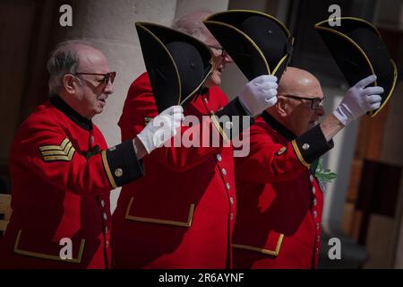 London, Großbritannien. 8. Juni 2023 Royal Hospital Chelsea Gründertag, auch bekannt als Oak Apple Day. Am 29. Mai, dem Geburtstag Karls II. Und dem Datum seiner Restaurierung als König 1660. Der Verweis auf die Eiche erinnert an die Flucht des zukünftigen Königs Karl II. Nach der Schlacht von Worcester (1651), als er sich in einer Eiche versteckte, um eine Gefangennahme durch die Parlamentsstreitkräfte zu vermeiden. Die Rentner von Chelsea tragen symbolische Eichenblätter auf ihren berühmten scharlachroten Uniformen. Kredit: Guy Corbishley/Alamy Live News Stockfoto