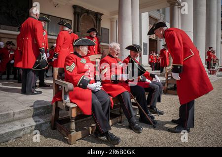 London, Großbritannien. 8. Juni 2023 Royal Hospital Chelsea Gründertag, auch bekannt als Oak Apple Day. Am 29. Mai, dem Geburtstag Karls II. Und dem Datum seiner Restaurierung als König 1660. Der Verweis auf die Eiche erinnert an die Flucht des zukünftigen Königs Karl II. Nach der Schlacht von Worcester (1651), als er sich in einer Eiche versteckte, um eine Gefangennahme durch die Parlamentsstreitkräfte zu vermeiden. Die Rentner von Chelsea tragen symbolische Eichenblätter auf ihren berühmten scharlachroten Uniformen. Kredit: Guy Corbishley/Alamy Live News Stockfoto