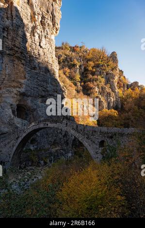 Blick auf die traditionelle steinerne Kokkorou-Brücke in Epirus, Griechenland im Herbst Stockfoto