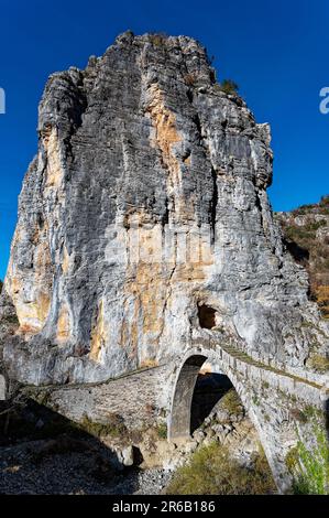 Blick auf die traditionelle steinerne Kokkorou-Brücke in Epirus, Griechenland im Herbst Stockfoto